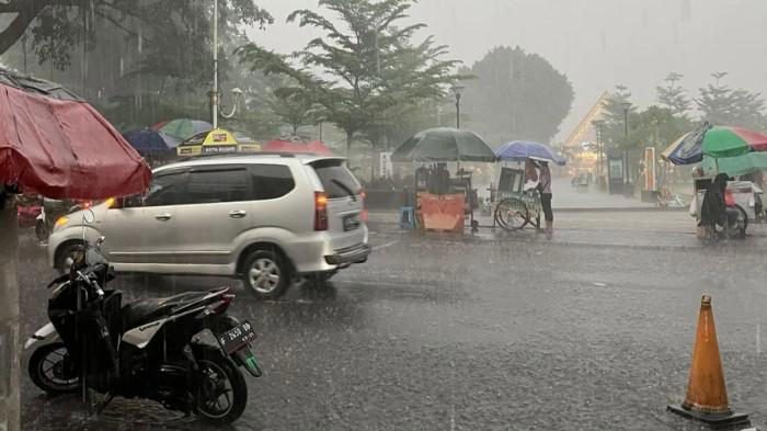 BMKG Ingatkan Hujan Petir dan Gelombang 2,5 Meter Mengintai Sumut 24 September