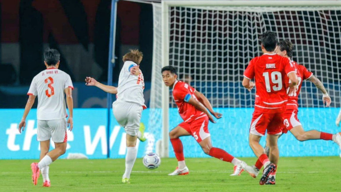 Drama VAR di SUGBK: Kartu Merah Thom Haye Warnai Hasil Babak Pertama Indonesia vs Malaysia 0-0