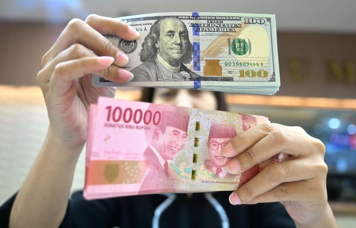 Harga Minyak Melonjak Lagi, Rupiah jadi Rp18.038 per Dolar AS