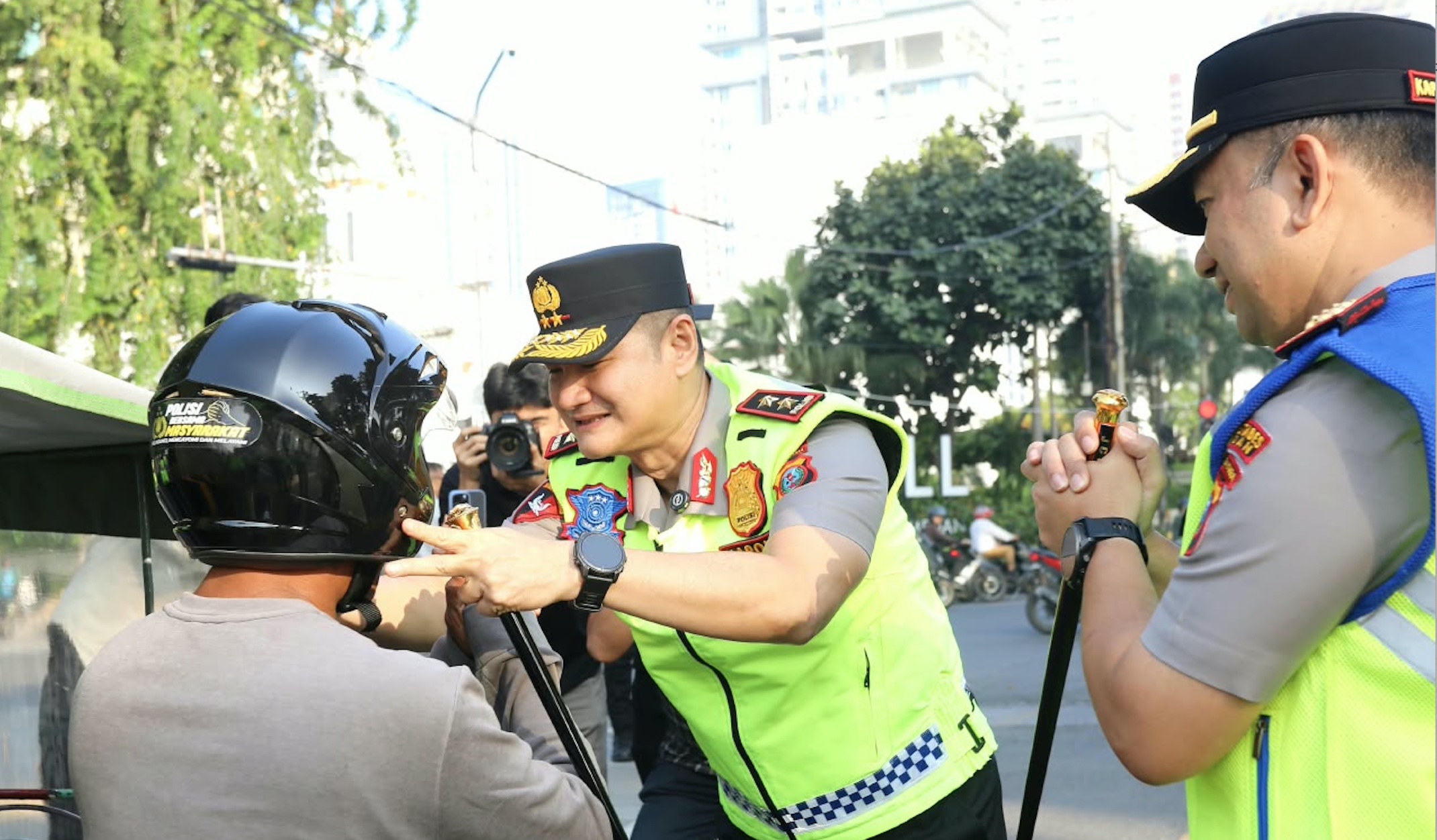 Peduli Keselamatan Pengendara, Kapolda Sumut Bagikan Helm dan Imbau Tertib Lalu Lintas