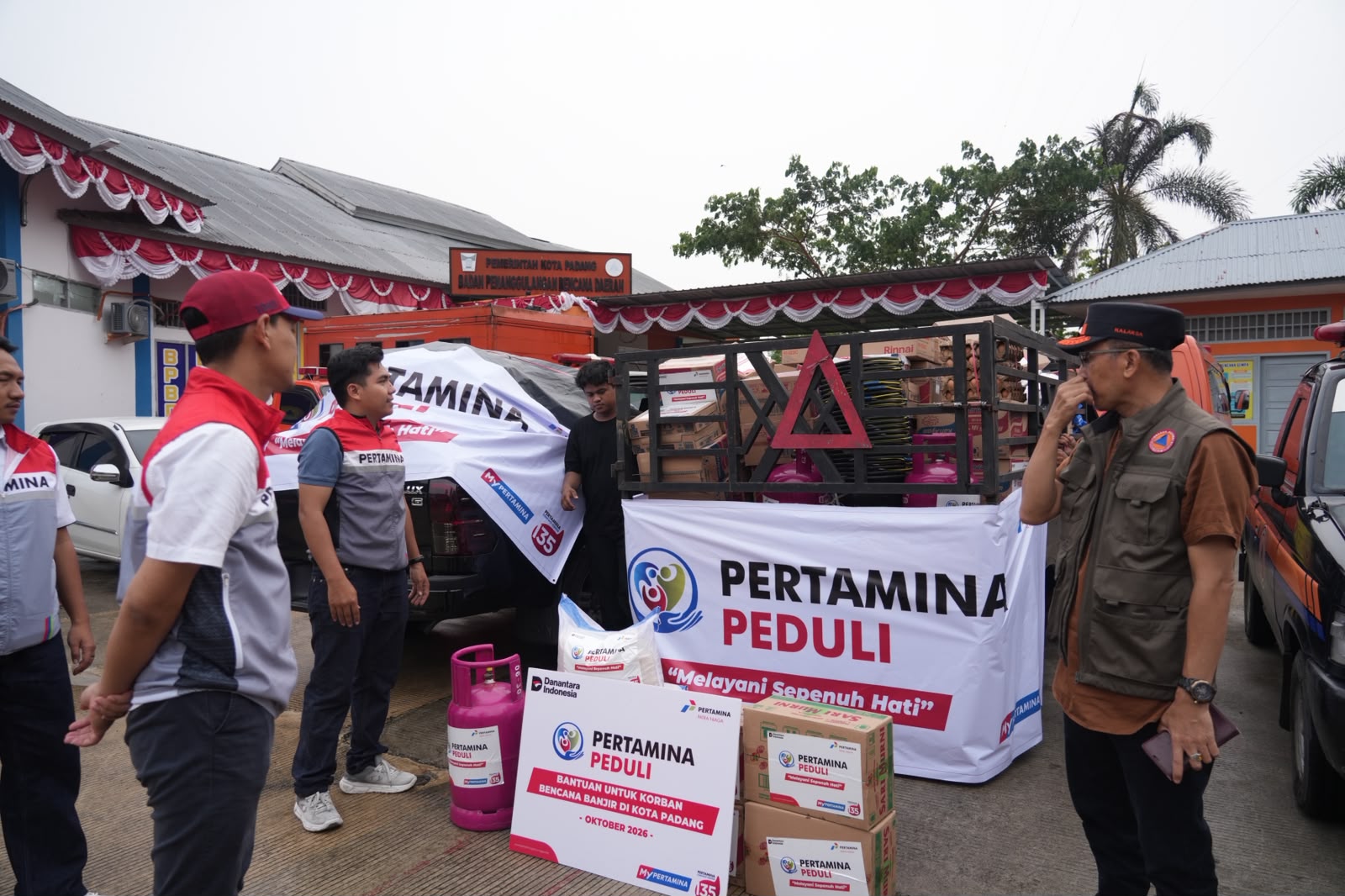 Pertamina Patra Niaga Salurkan Bantuan Masyarakat Terdampak Banjir Bandang di Kota Padang
