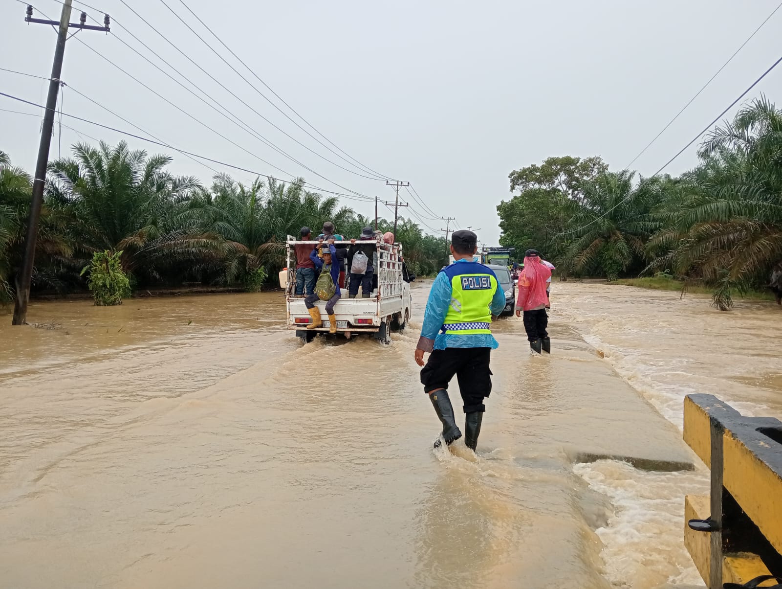 Polisi Bantu Warga Terdampak Banjir di Langkat