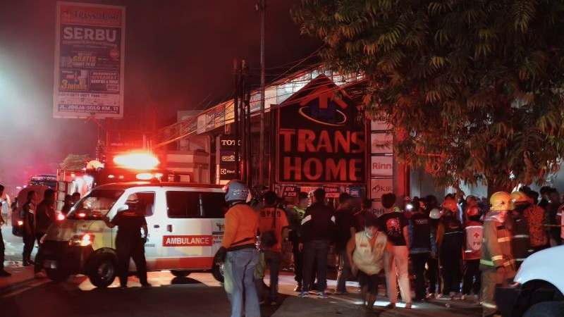 Kebakaran Trans Home Sleman Tewaskan 2 Orang, Gedung 2.000 Meter Persegi Ludes Terbakar