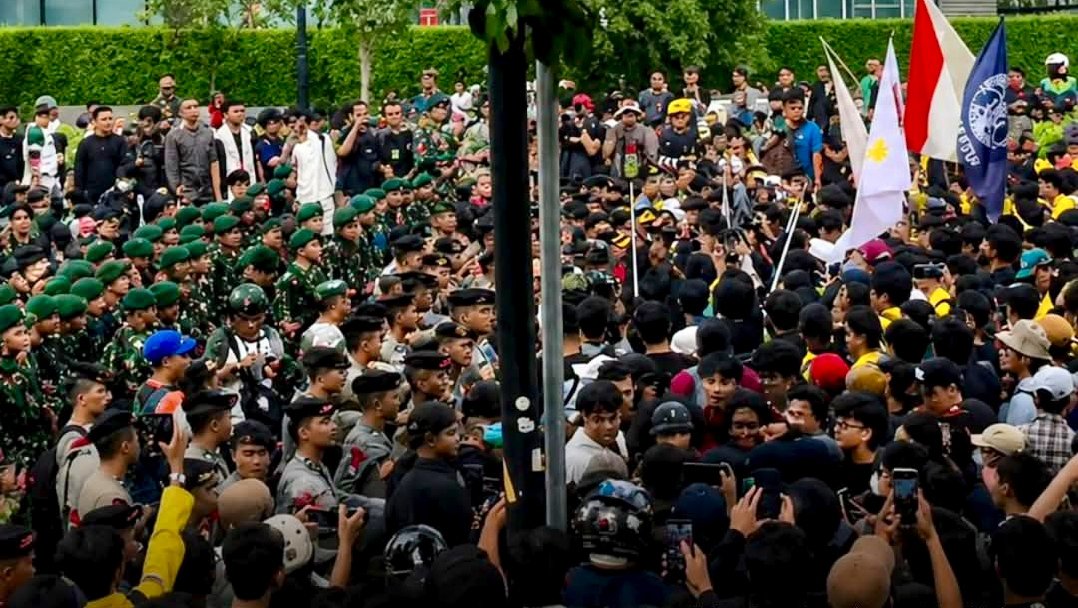 Massa Demo Tembus Barikade, Istana Buka Pintu Dialog