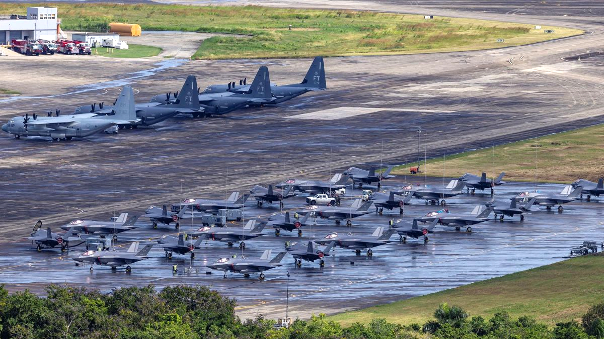 AS Kerahkan 10 Pesawat Militer ke Israel, Siapkan Opsi Serang Iran?