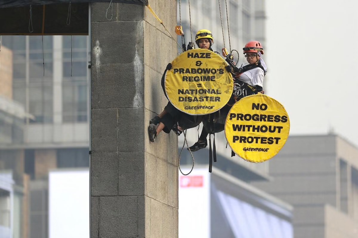 Greenpeace Bentang Spanduk Kritik di Bundaran HI, Aparat Turunkan Aksi Enam Aktivis