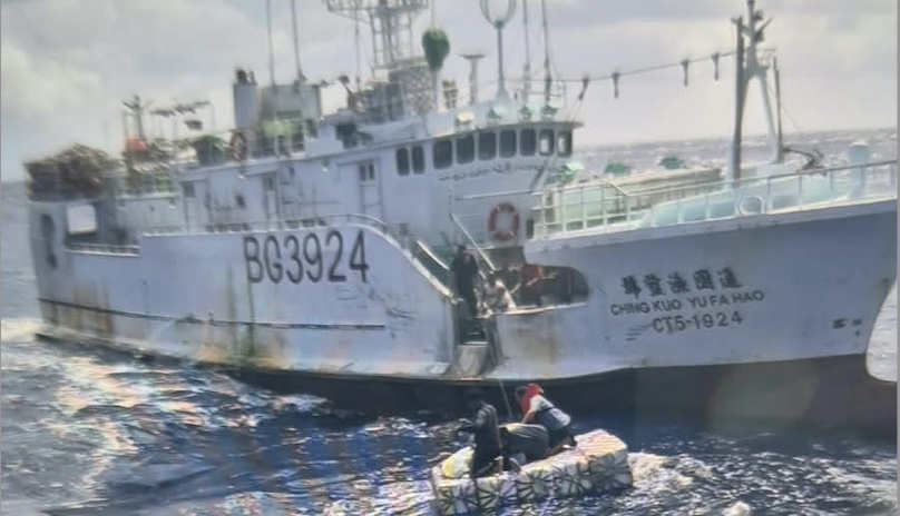 Jemput Nyawa di Tengah Hempasan Gelombang Perbatasan, KRI Torani-860 Selamatkan Tiga Nelayan