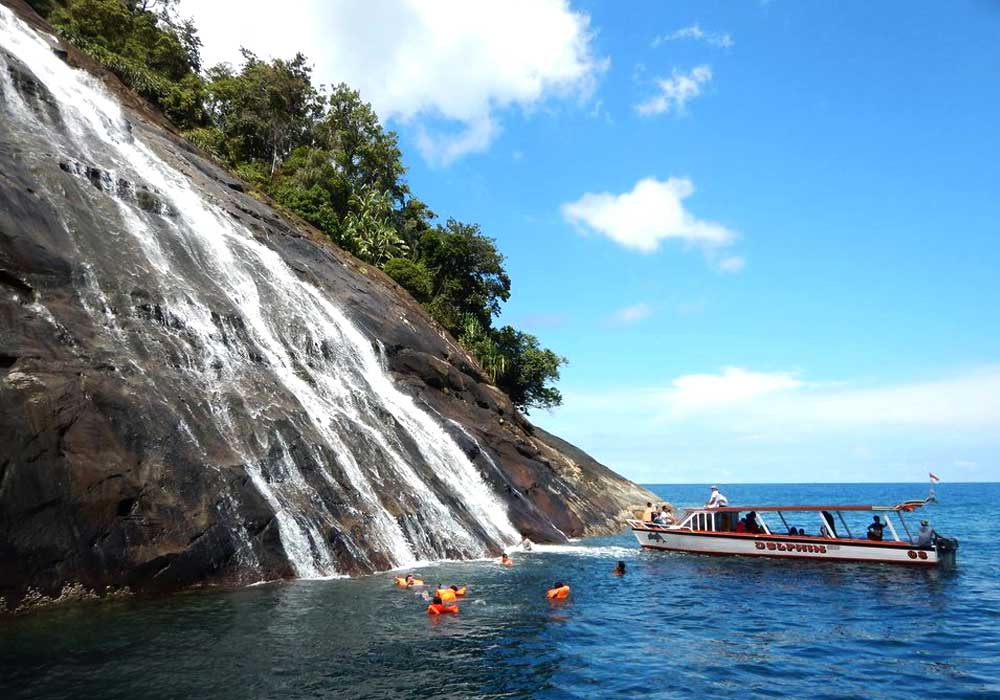 Bukan Cuma Danau Toba! 5 Destinasi Unik di Sumut yang Punya Fenomena Alam Bikin Penasaran