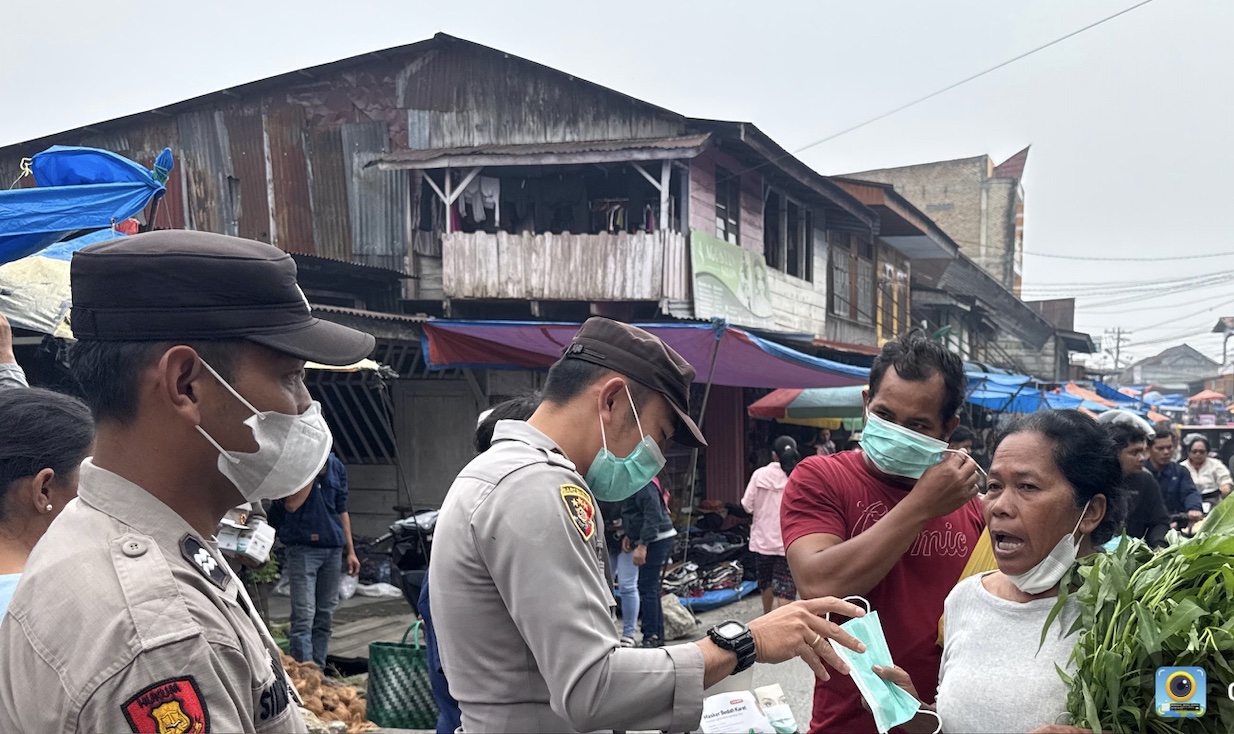 Peduli Kesehatan Masyarakat, Polres Humbahas Bagikan Masker di Tengah Kabut Asap