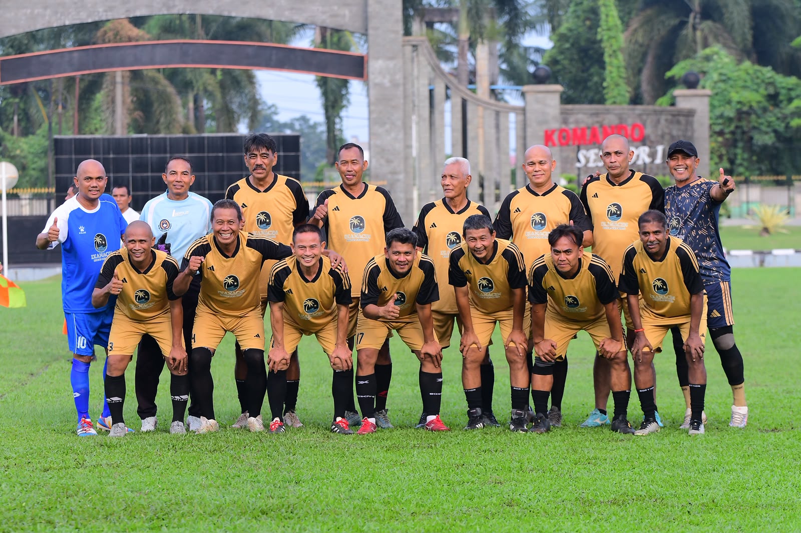 Kajati Aceh dan Kajari Medan Main Bola Kaki Bersama Tim Legend