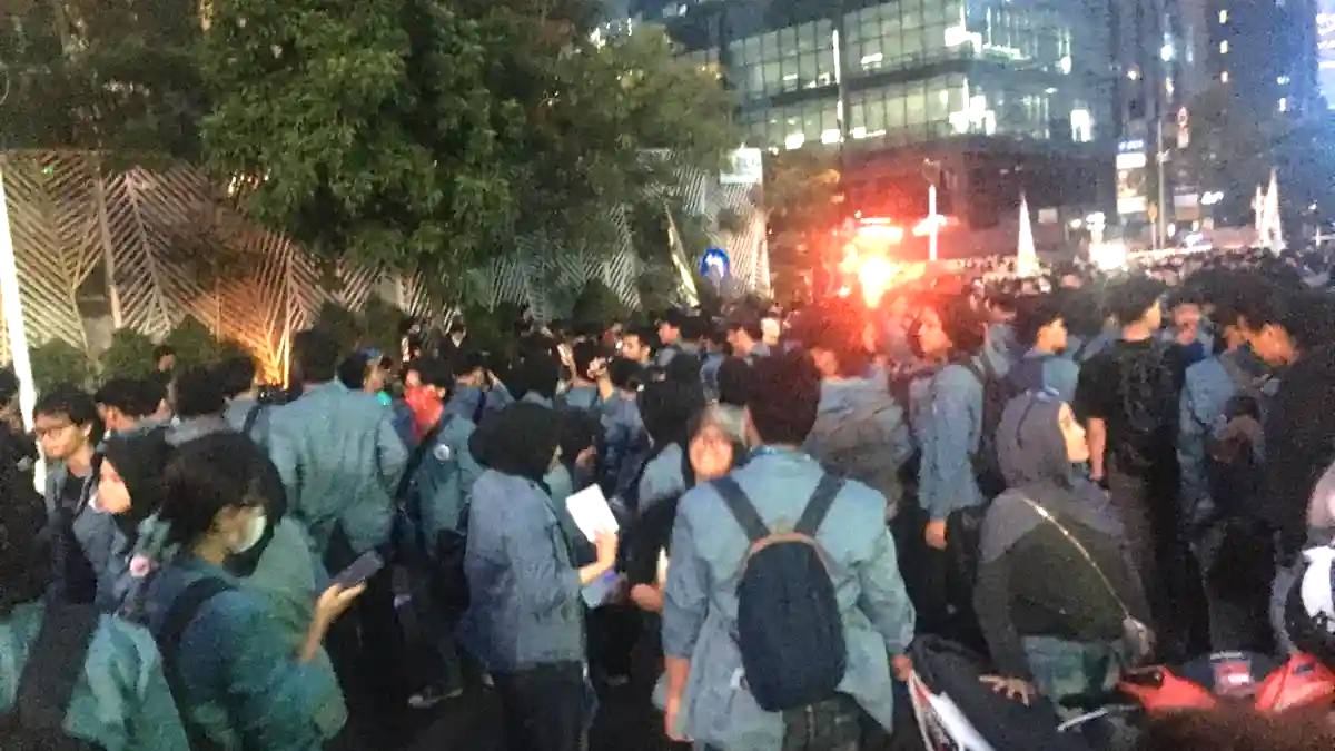 Demo Mahasiswa di Bundaran HI Memanas, Gas Air Mata Diduga Ditembakkan Usai Tameng Polisi Hilang