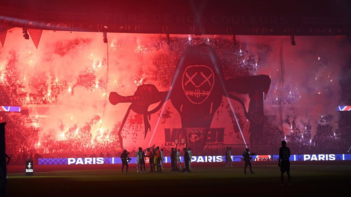 Barcelona Laporkan PSG ke UEFA Gara-Gara Tifo Gergaji Mesin