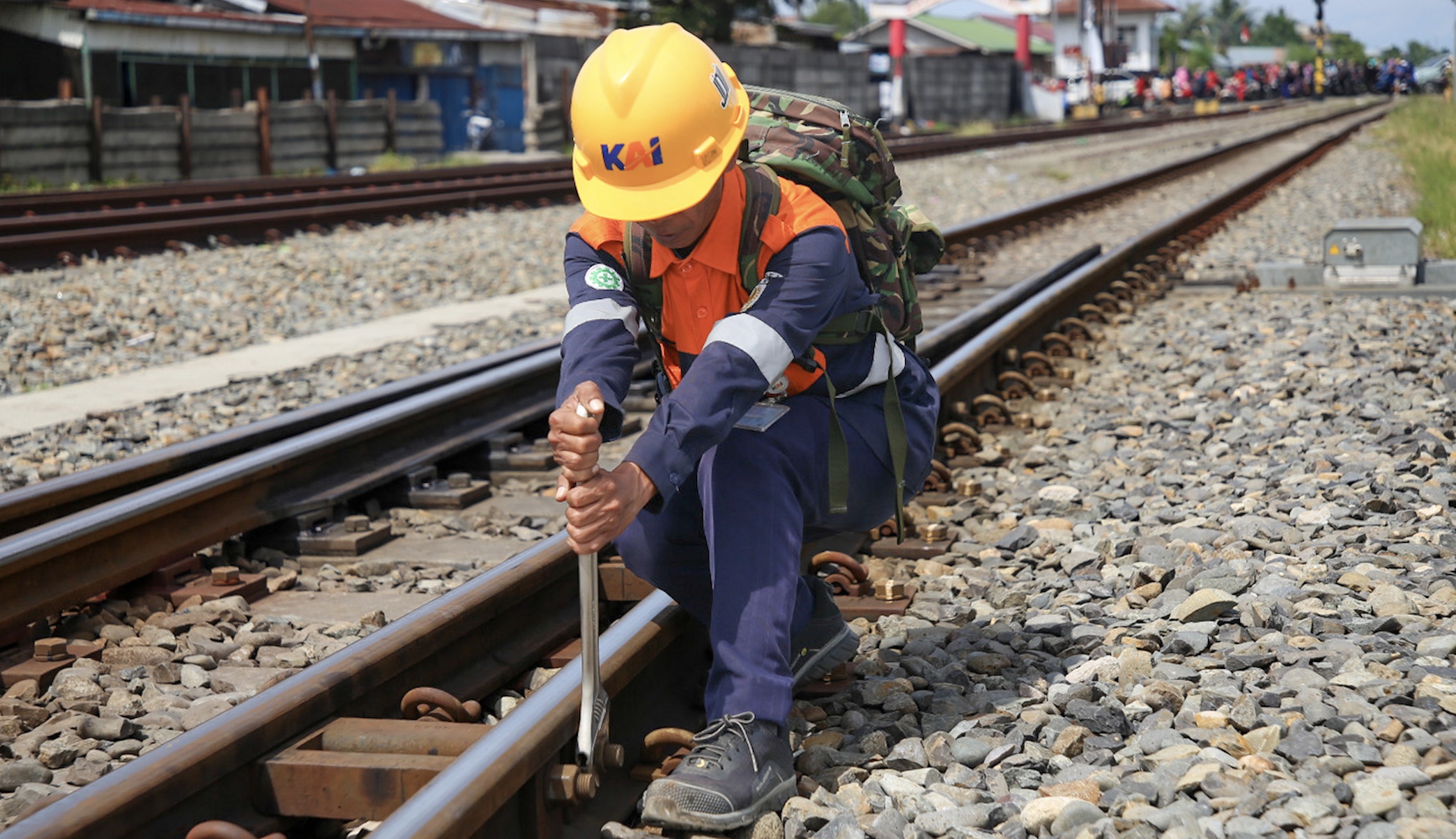 Di Balik Perjalanan Kereta di Sumut, Ada Petugas yang Memeriksa Jalur dengan Berjalan Kaki