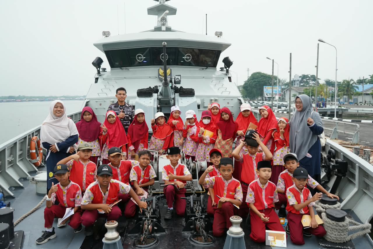 Belajar Tak Hanya di Kelas, Siswa SD Al Fityah Binjai Jelajahi Wawasan Kemaritiman di KRI Torani