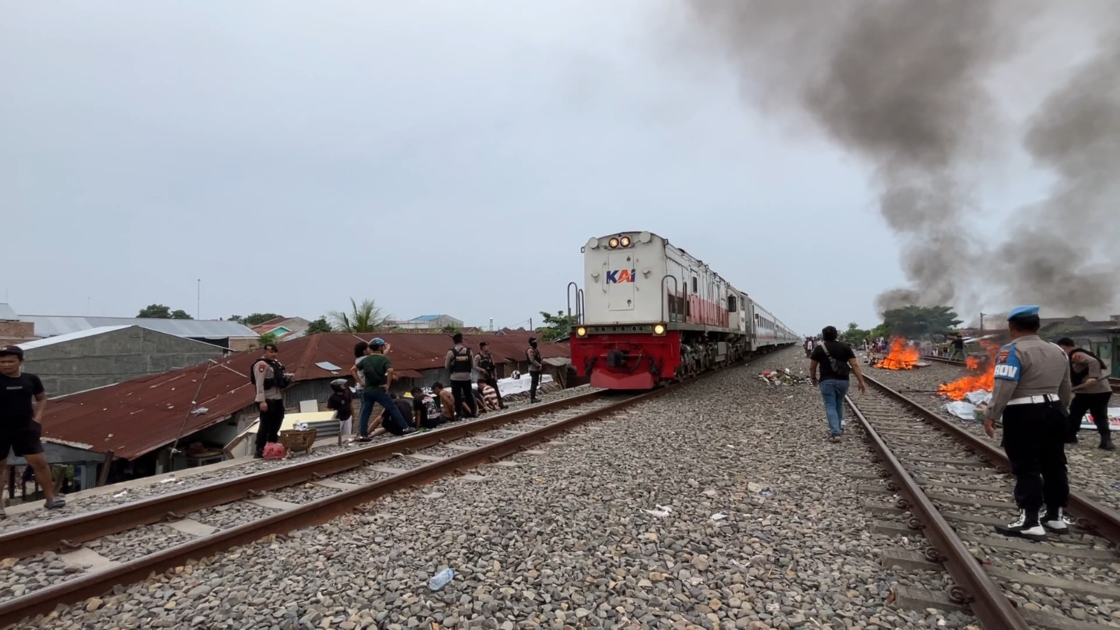 Polrestabes Medan Gerebek Sarang Narkoba Rel Tembung, 2 Residivis Meronta Saat Diamankan
