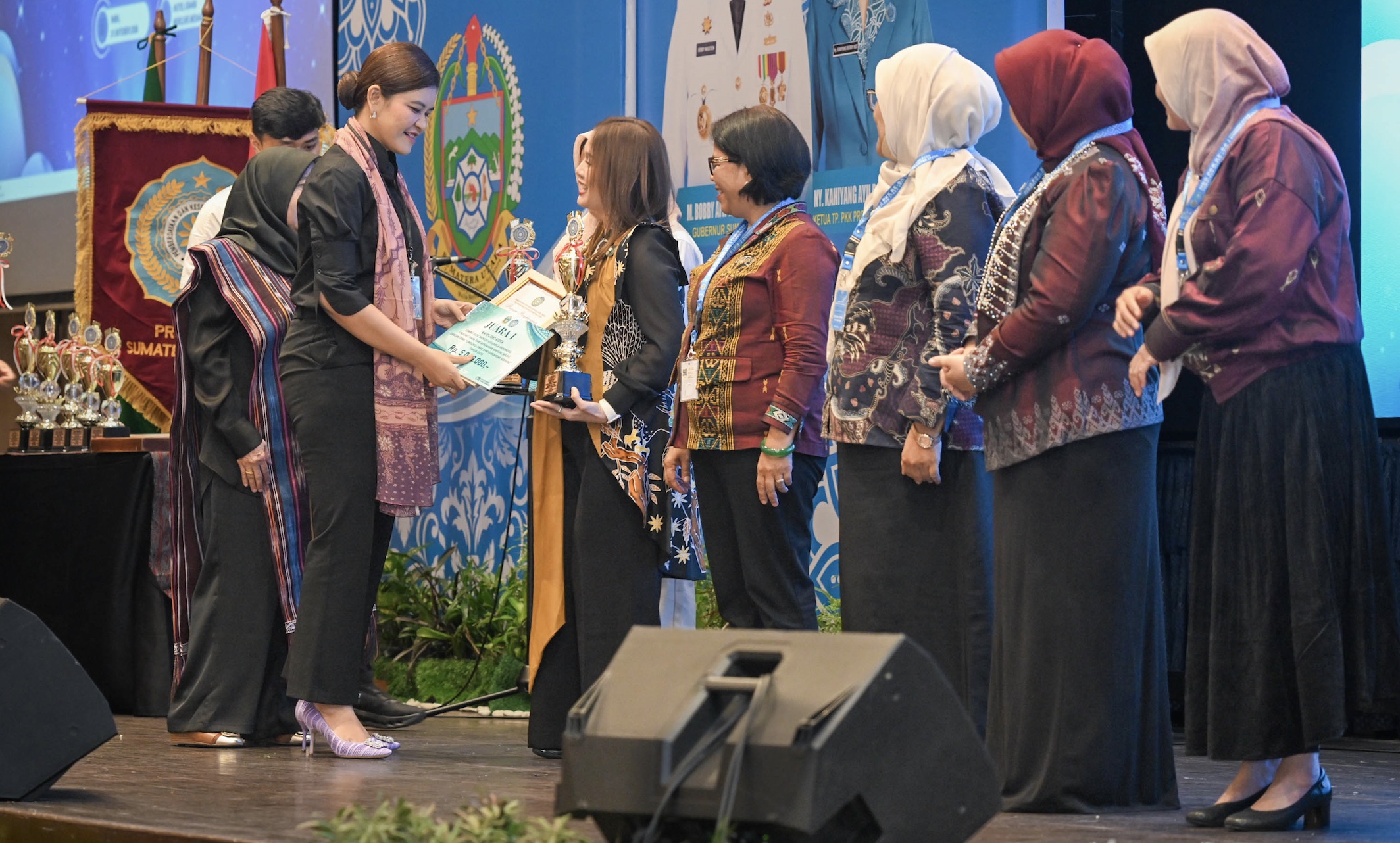 Kahiyang Ayu Serahkan Penghargaan kepada 9 Daerah Pemenang Lomba Vlog KILAS