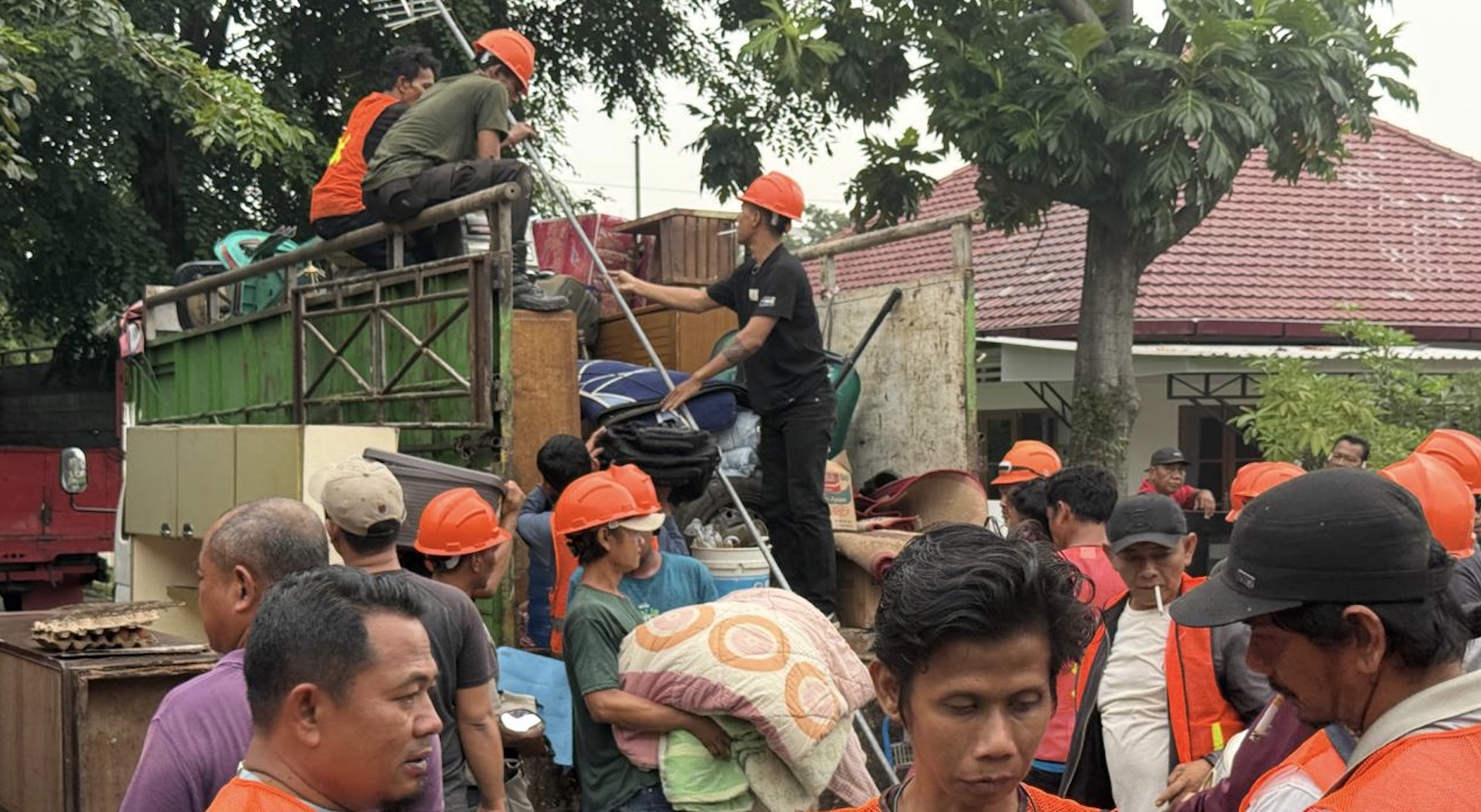 Pengosongan Aset PT KAI di Jalan Kemuning Medan Berlangsung Ricuh, Penghuni Bawa Obor dan Parang