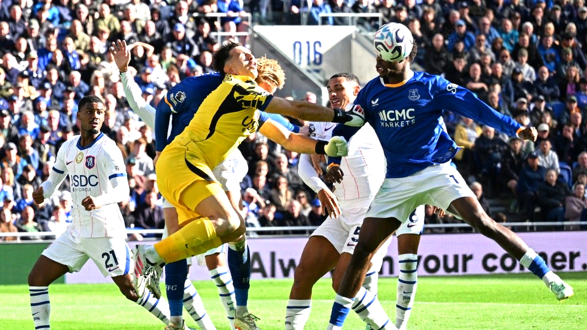 Emi Martinez Gegar Otak Usai Benturan Keras, Chelsea Menang 2-0 atas Everton