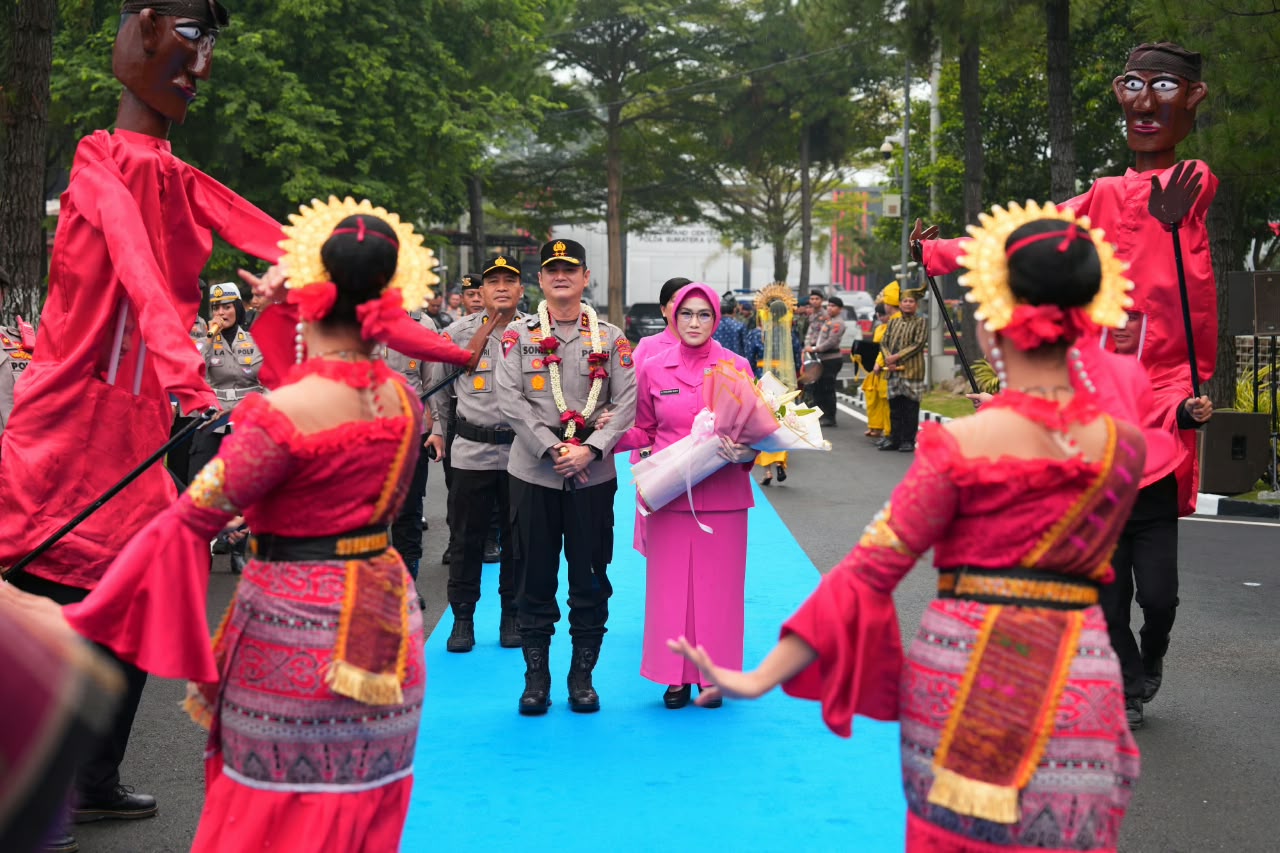 Kapolda Sumut Irjen Pol Sonny Irawan Disambut Ulos dan Tarian Tradisional