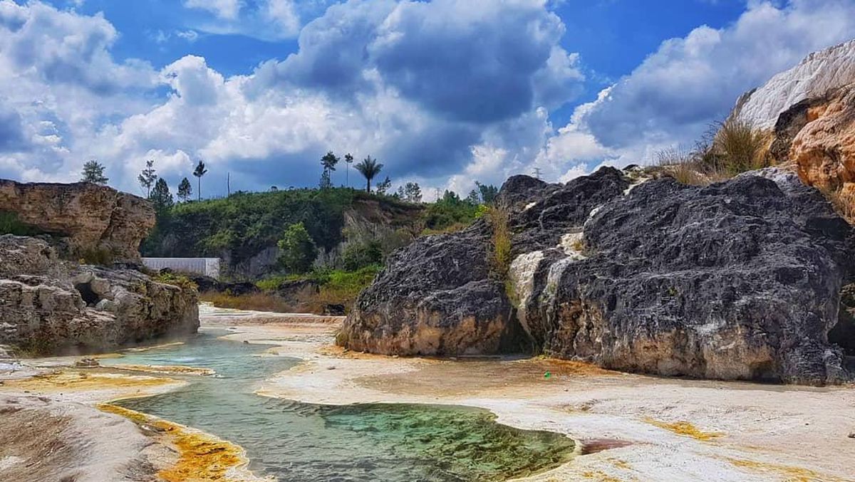 Dikira Salju, Ternyata Mineral! Menguak Rahasia Bukit Putih di Pemandian Air Panas Sipoholon